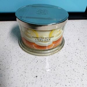 Homeworx 18oz 4 Wick candle Limoncello Cupcake